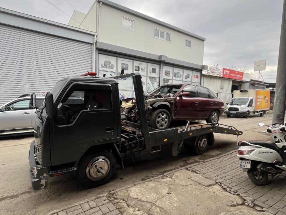 Manisa çevresinde yol kenarında kalan otomobilin çekiciye alınması