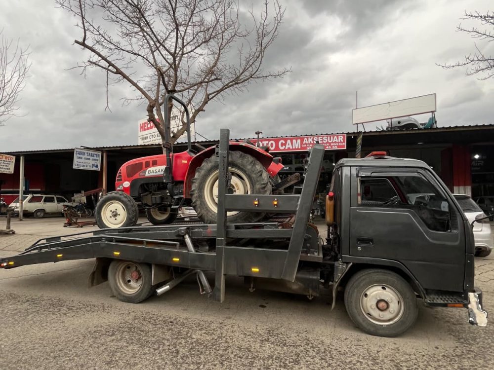 Manisa çevresinde traktörün çekici platformuna alınması