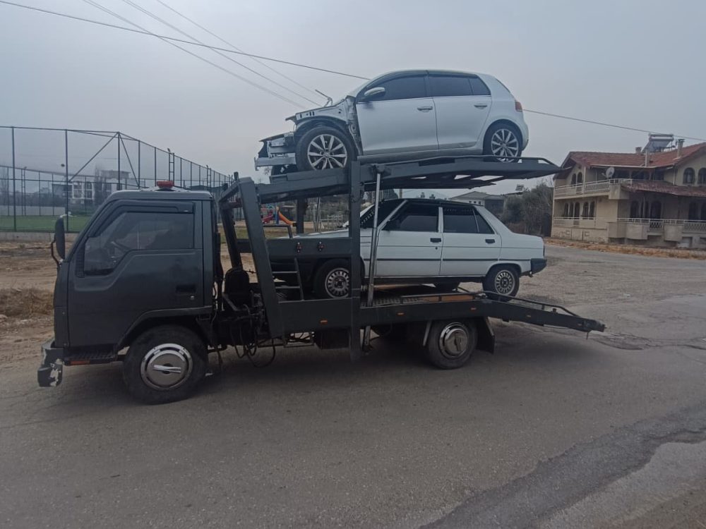 Manisa bölgesinde iki otomobilin tek seferde taşınması