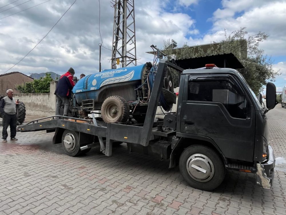 Manisa bölgesinde tarım pülverizatörünün çekiciyle taşınması