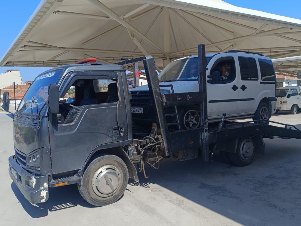 Manisa çevresinde kırsalda traktörün çekiciyle taşınması