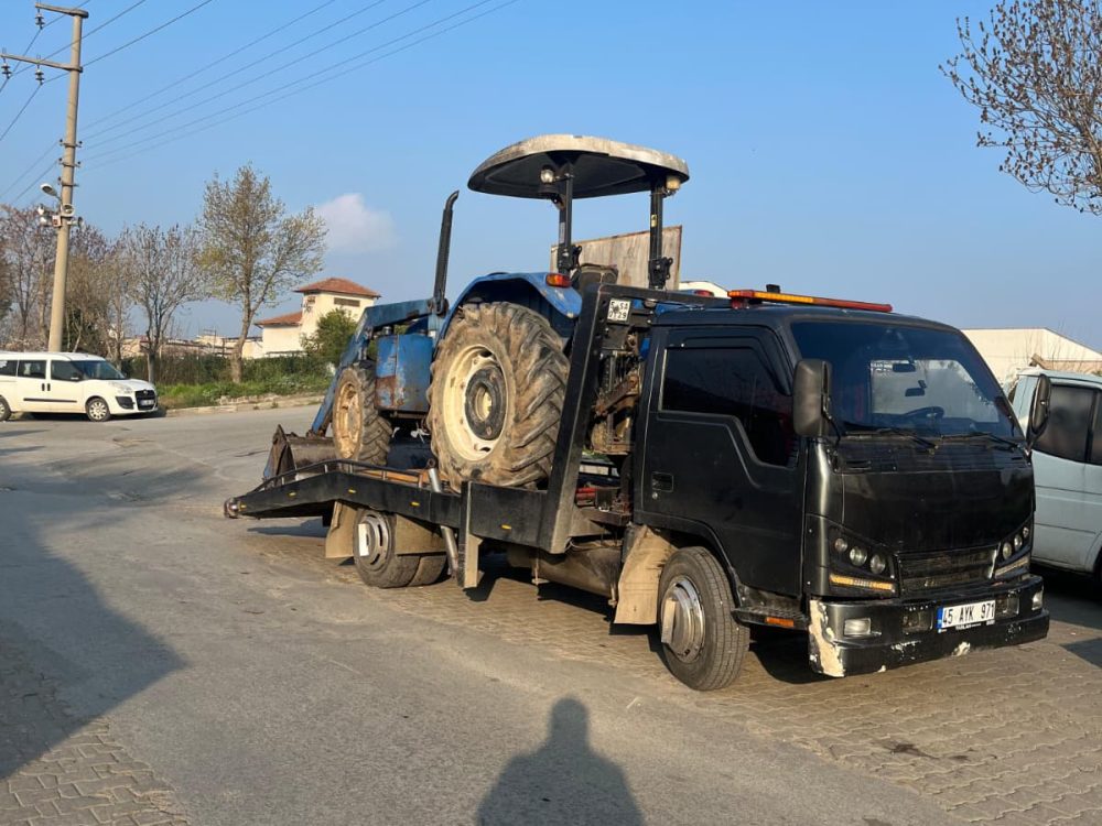 Manisa çevresinde yol üzerinde traktörün çekiciye yüklenmiş hâli